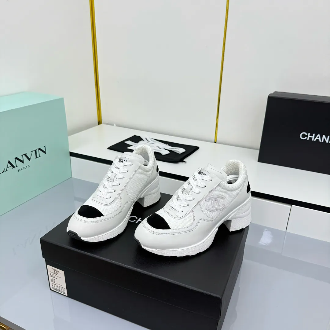 👟👟Ex-factory price 660👟👟 Chanel casual small leather shoes ~ original calfskin panda shoes Chanel 25C latest hot style panda black and white sports shoes casual sneakers small fragrance hot item classic black and white panda color coco girls must pay for it Fabric: original customized first-layer cowhide Inner: original imported breathable mesh lining Outsole: Original molded rubber + TPU combination Size: Women's 35-41
